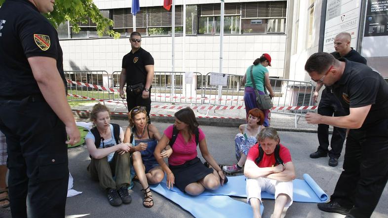 Blokupacija ministrstva za delo s strani 15o