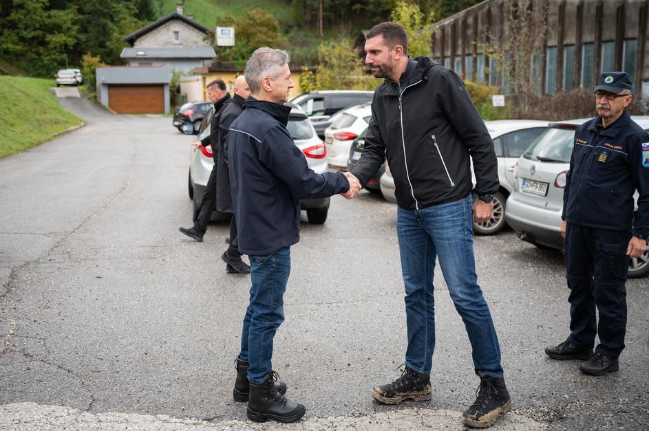 Robert Golob na obisku v Baški grapi Baška grapa poplave Alen Červ