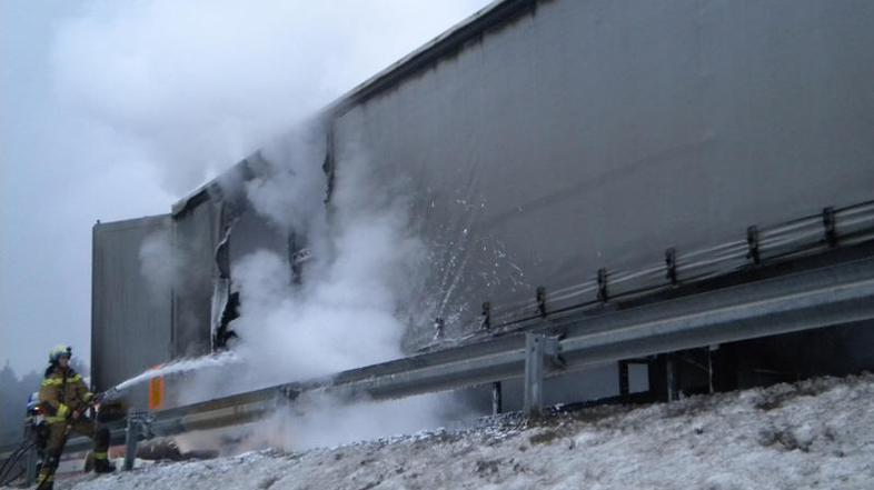 Zgoreli tovornjak na štajerski avtocesti. 