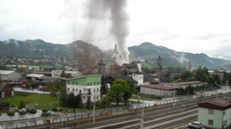 Na vprašanje, zakaj je bilo v zraku čutiti oster smrad, je Mirt odgovoril, da gr