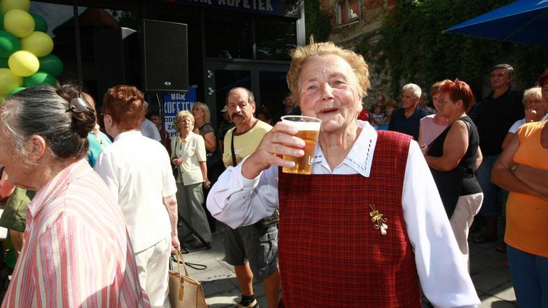 Na odprtju so prevladovali upokojeni meščani, ki so si z zanimanjem ogledali trg