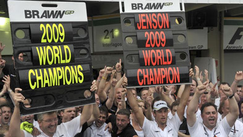 Jenson Button in Ross Brawn z ekipo slavita naslova svetovnega prvaka. © AFP