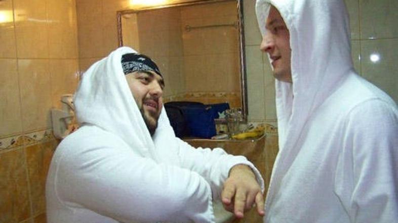 V makedonskih Umazanih zgodbah o umazaniji družbe in zasebnega življenja razprav