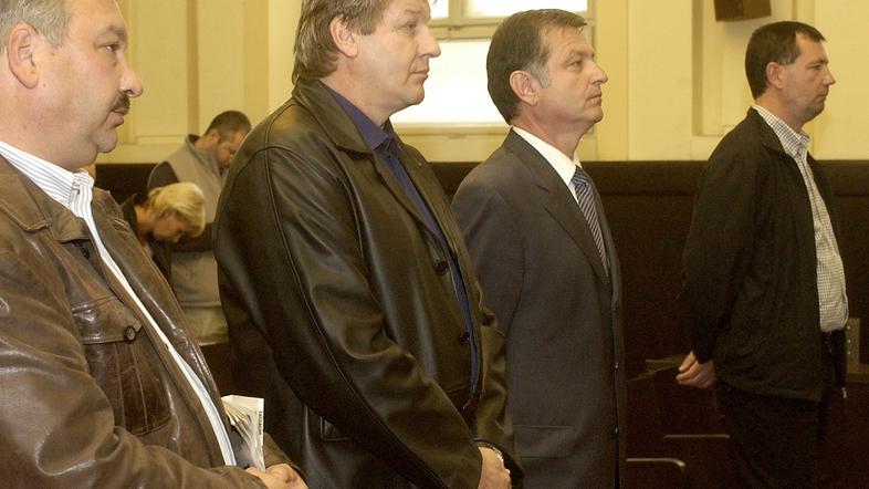 Štefan Poštrak (drugi z leve) se bo poskušal z osebnim bankrotom znebiti 3,3 mil