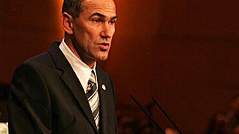 Šrot Janšo opozarja, da se klientelizem pojavlja predvsem v državnih podjetjih.