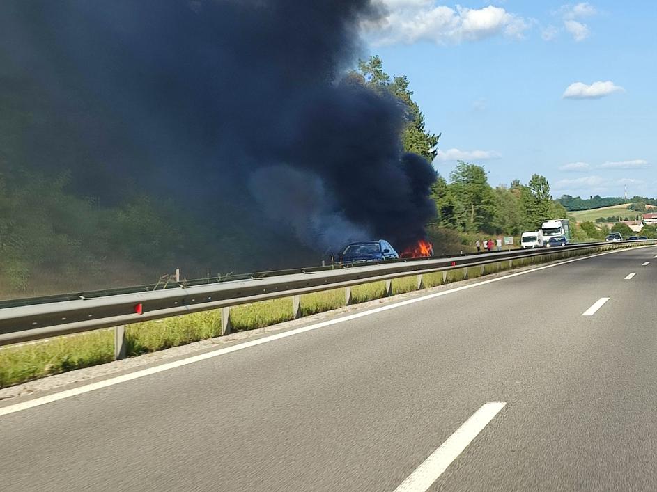 Požar avtomobila na avtocesti