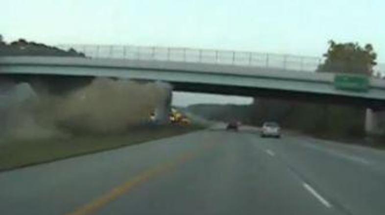 Od pontiaca po trku v zid ni ostalo nič celega. (Foto: YouTube)