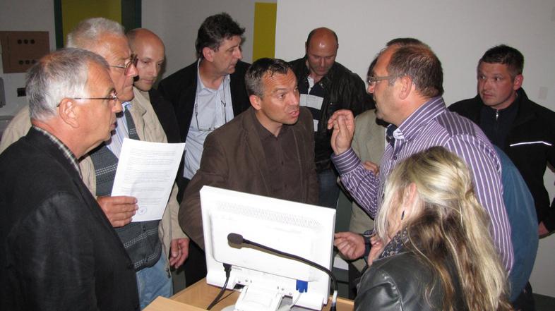 krajani KS Locna - Mackovec se prepirajo z nacrtovalci trase