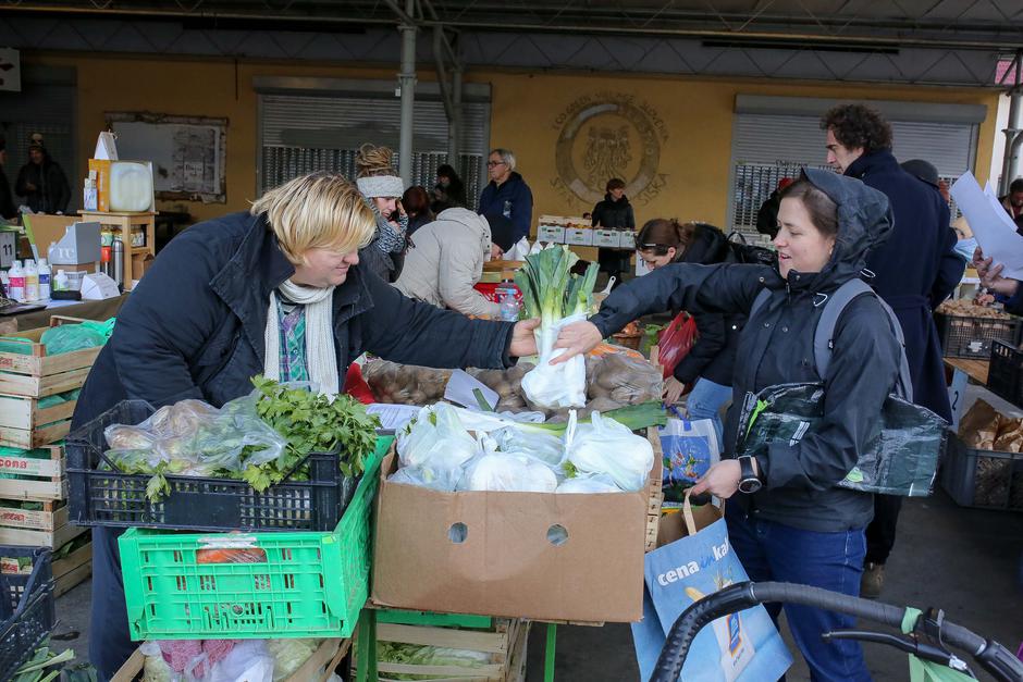 nakupujmo skupaj | Avtor: Saša Despot