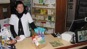 Prodajalka Janja Kavčič se je prerivala z roparjem, ki je preskočil pult. (Foto: