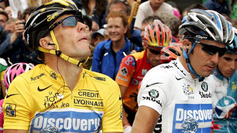 Popovič (desno) je leta 2005 Armstrongu (levo) pomagal do zmage na Dirki po Fran