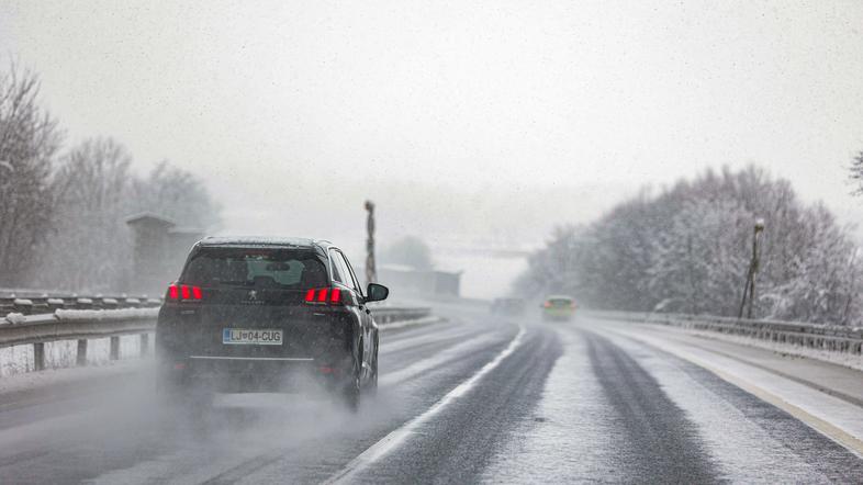 sneg, snežne razmere na cestah, sneženje