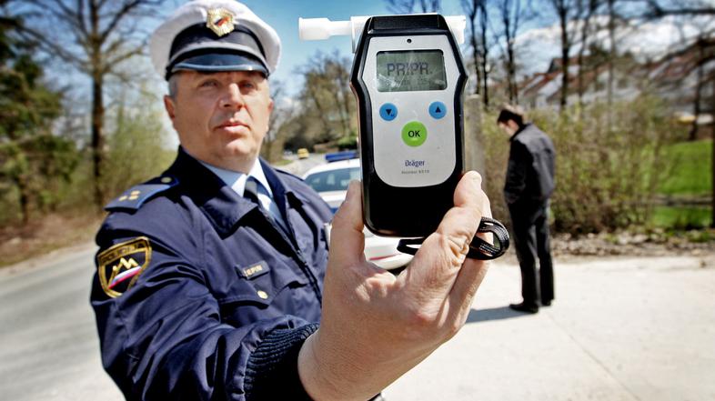 slovenija 15.04.2010 alkotest, policija, pihanje, vinjeni voznik, Ljubljana, fot