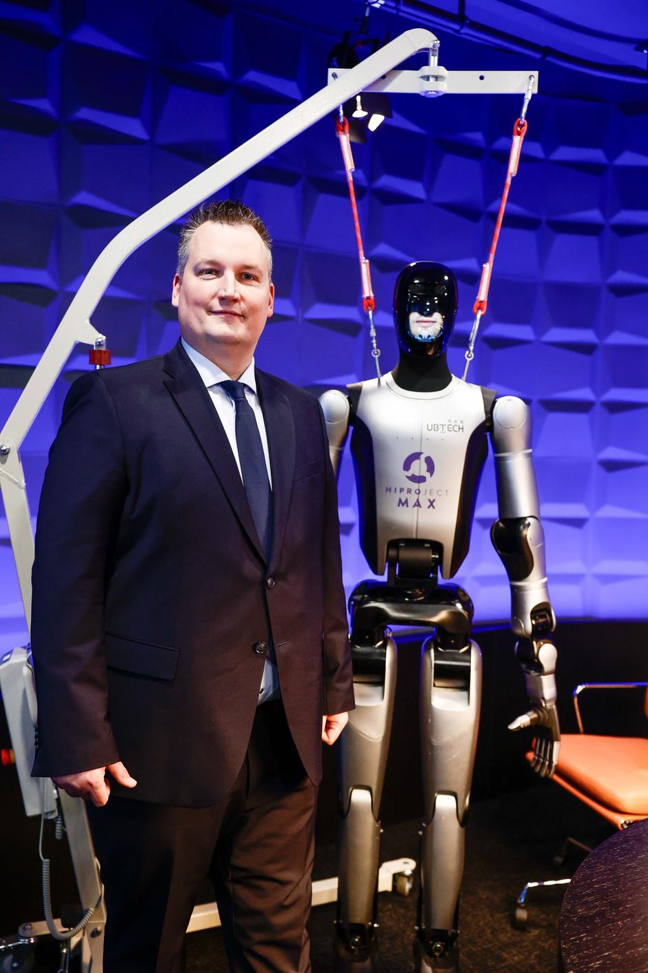 humanoidni robot Ubtech Walker S2 | Avtor: Saša Despot