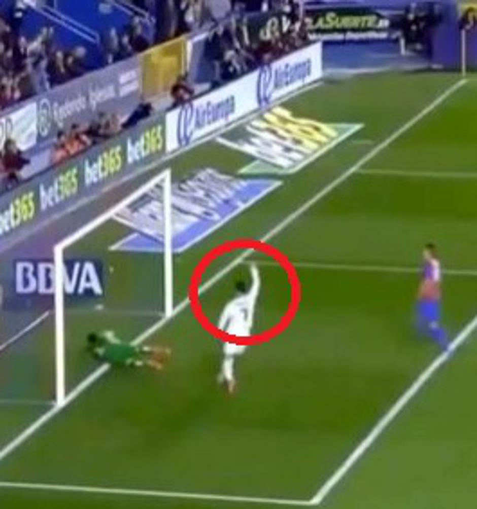 ronaldo dvig roke | Avtor: Reševalni pas/Twitter