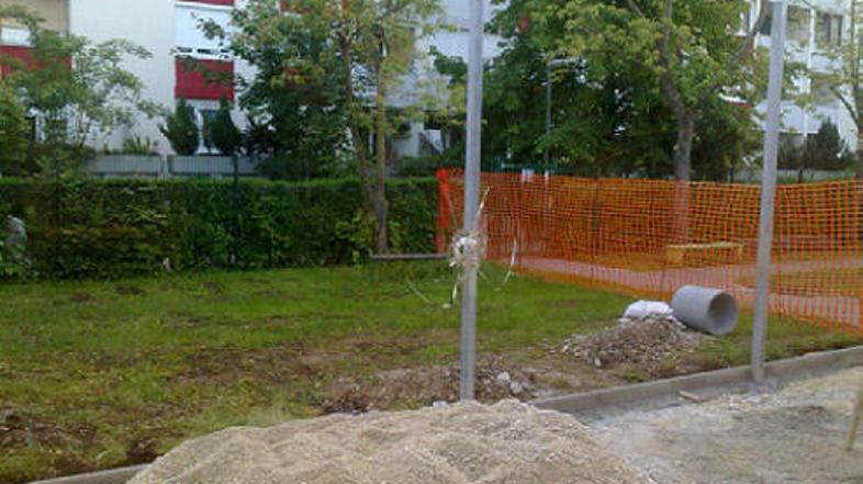 Zadnja luknja v steklu je skorajda identična tisti izpred meseca dni. (Foto: Saš