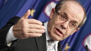 Stari štipendisti bodo ohranili pravice po starem sistemu, obljubljajo na minist