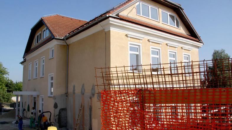 Gradbena dela potekajo intenzivno in oktobra naj bi bil nared tudi prizidek, pra