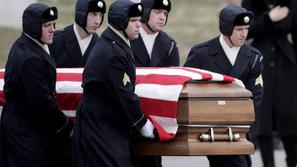 Prenos krste umrlega ameriškega vojaka