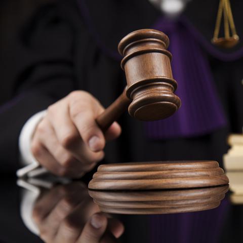 sodišče kladivo obsodba sodnik