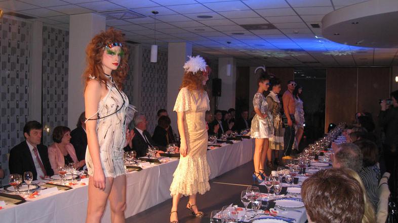 Manekenke so med posameznimi hodi domiselnih in okusnih novih jedi študentov ble