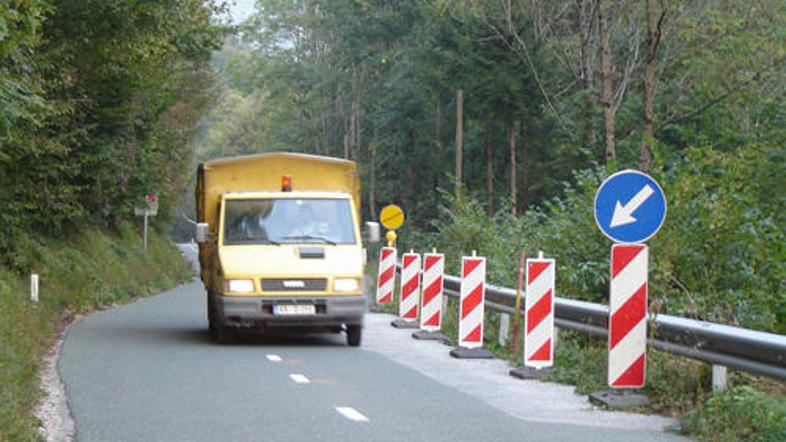 Zaradi povečanja tranzitnega prometa se že poznajo poškodbe na vozišču, med pogo