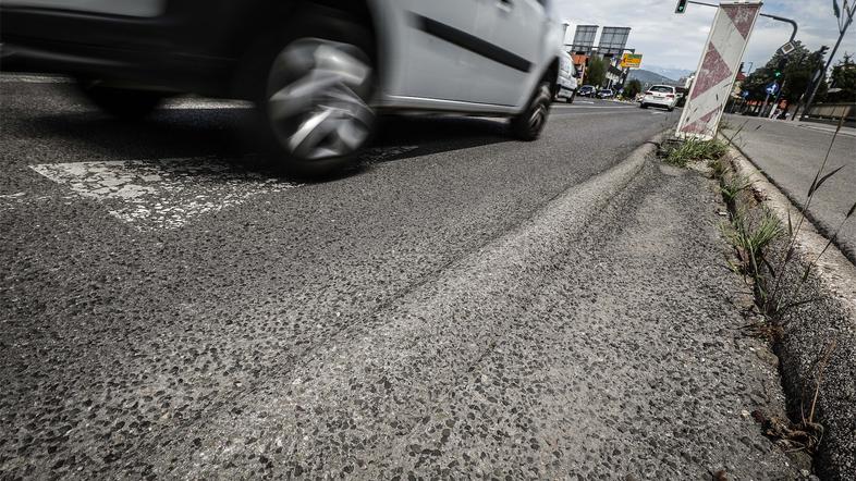 poškovano cestišče