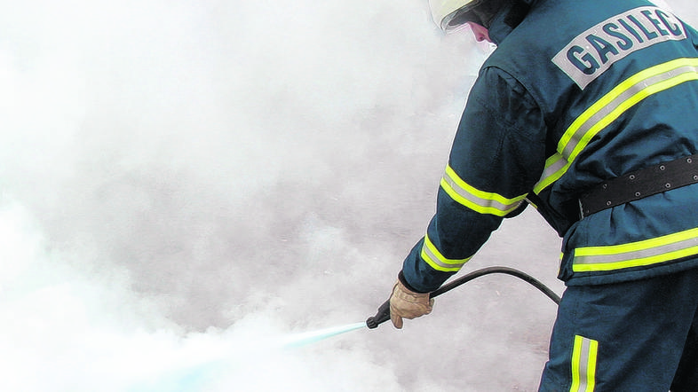 Vzrok požara ni znan, zagorelo pa naj bi v proizvodni hali objekta, velikosti 30