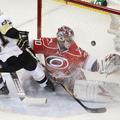 Sidney Crosby in soigralci se v finalu Vzhoda poigravajo s hokejisti Caroline.