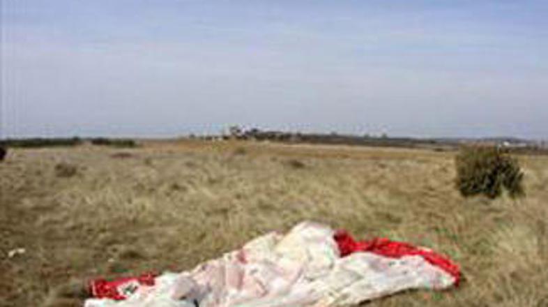 26-letnega Kranjčana je sunek vetra s plaže dvignil več metrov visoko, nato je s