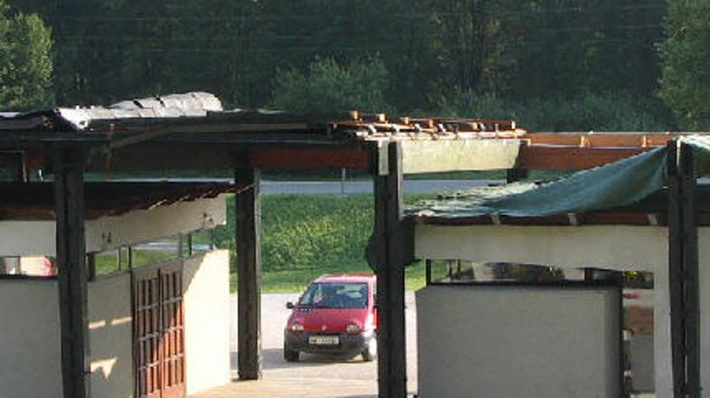 Neurje je poškodovalo tudi streho mrliške vežice na Dvoru.
