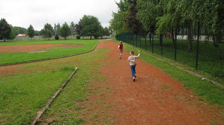 Atletsko stezo pri Osnovni šoli Jakoba Aljaža Kranj je zdelal zob časa.