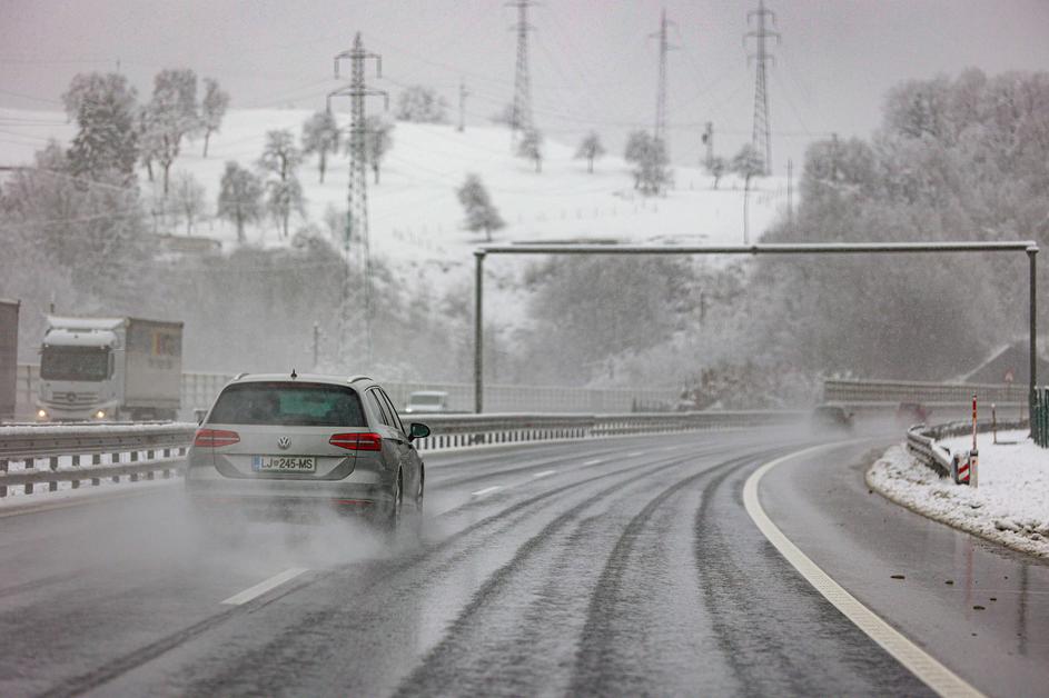 sneg, snežne razmere na cestah, sneženje