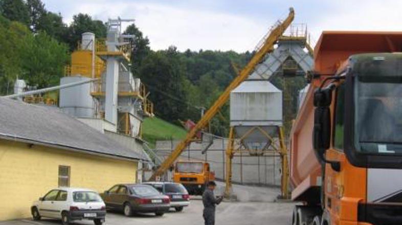 Asfaltna baza je razdelila tudi prebivalce Planinske vasi, kar je nedavno pokaza