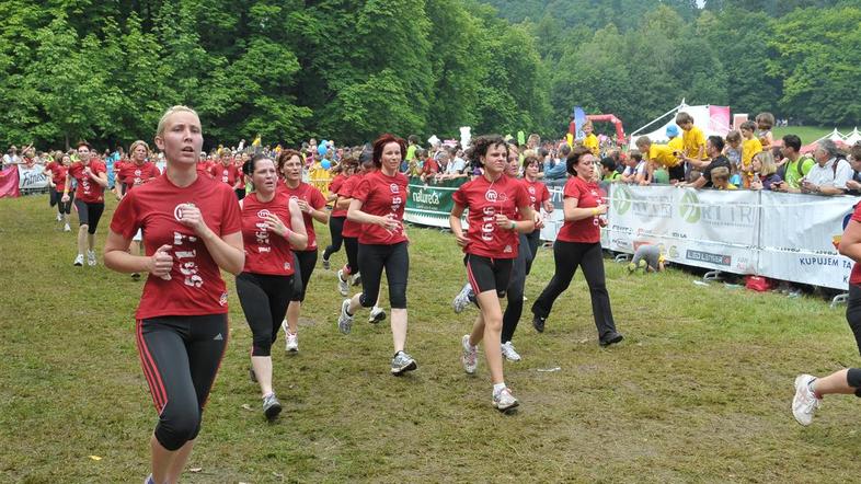 Če želite visokoresolucijsko fotografijo, nam pošljite elektronsko sporočilo na 