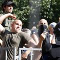 Na množico Parade ponosa v Budimpešti so skrajneži metali eksplozivna telesa, ja