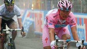 Aleksander Vinokurov tudi po deveti etapi ostaja vodilni v skupnem seštevku. (Fo