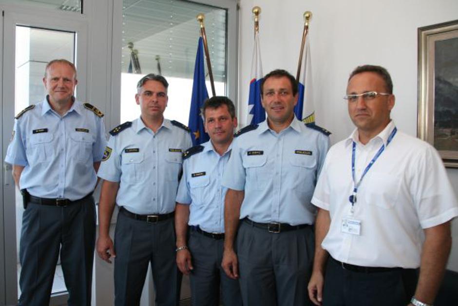 Marjan Fank in policisti, ki gredo na Hrvaško | Avtor: policija.si