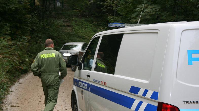 Nesreča se je zgodila na ozki gozdni poti. (Foto: Andraž Sodja)