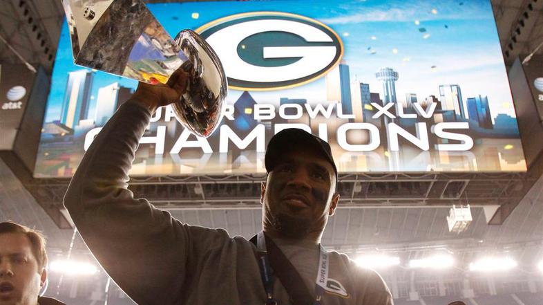 Charles Woodson z Lombardijevim pokalom za zmago na SB XLV. (Foto: Reuters)