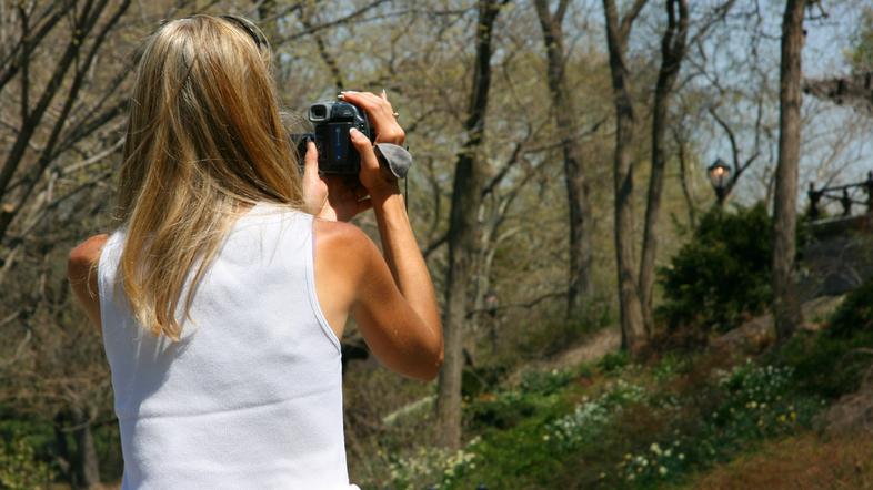 Britanka se je odločila, da hčerka le ne bo odraščala povsem brez mame. Fotograf