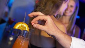 Pri manjših odmerkih ima GHB podoben učinek kot alkohol, večje doze pa povzročij