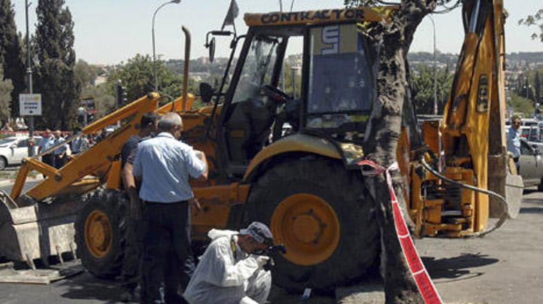 Palestinca, ki je v središču Jeruzalema prevzel nadzor nad buldožerjem, so polic