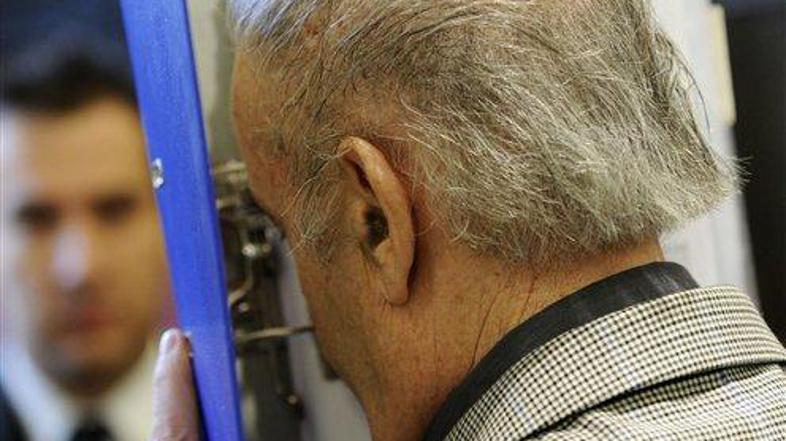 Fritzl je kazen sprejel mirno. Težje sprejema dejstvo, da njegovi otroci odklanj