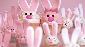 Pri dekoraciji mafinov uporabite domišljijo ali jih prepustite kar otrokom. (Fot