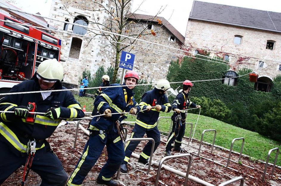 vaja reševanje gasilci evakuacija Ljubljanski grad napad