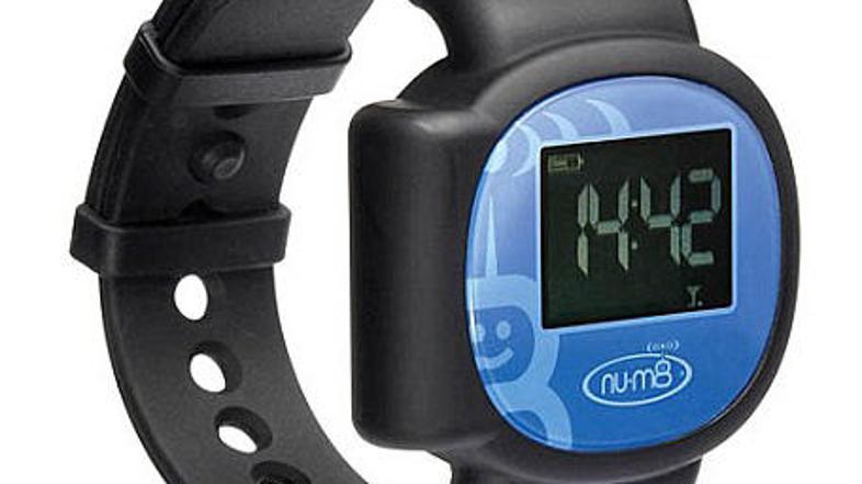 Nu.M8 naprava je skrita v digitalni ročni uri. Če bi jo vaš otrok poskušal odstr