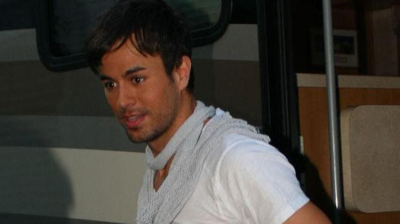 Pevec je imel na poti do Evrope manjše nevšečnosti.