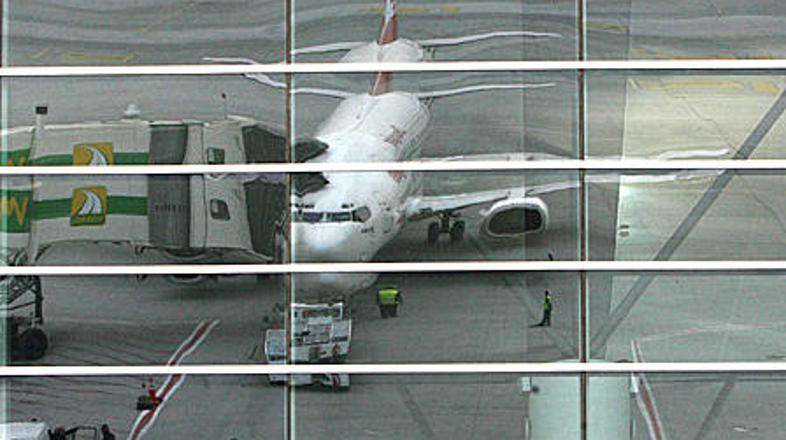 Po pristanku letala so letališke oblasti nemudoma izpraznile letalo ter ga zavar