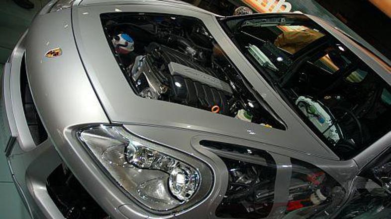 Slepi si želijo hrupnejših hibridnih vozil.